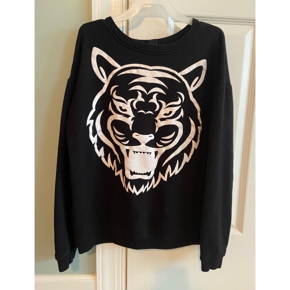Forever 21 black sweatshirt with tiger on the front, Size Medium